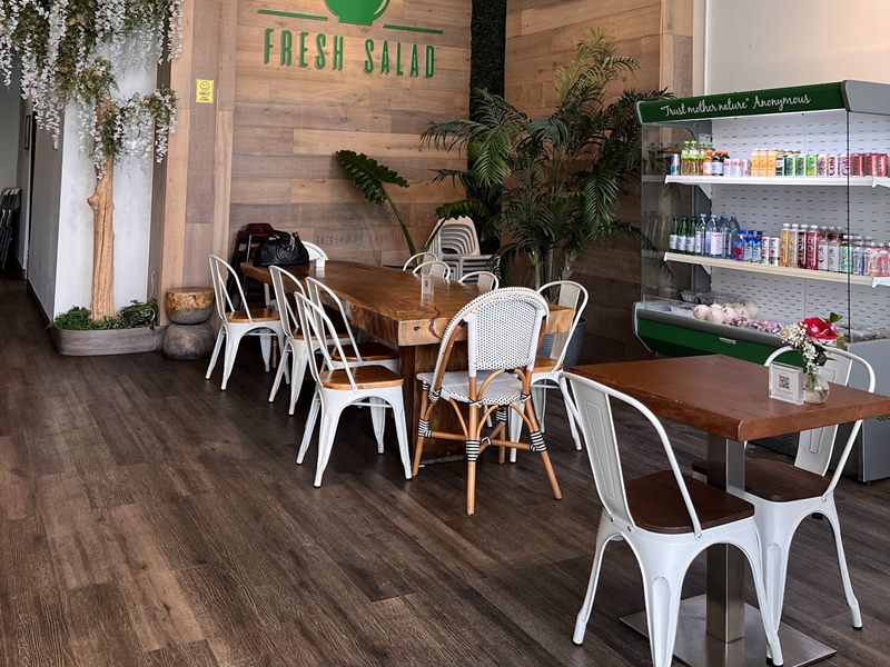 Fresh Salad Miami interior